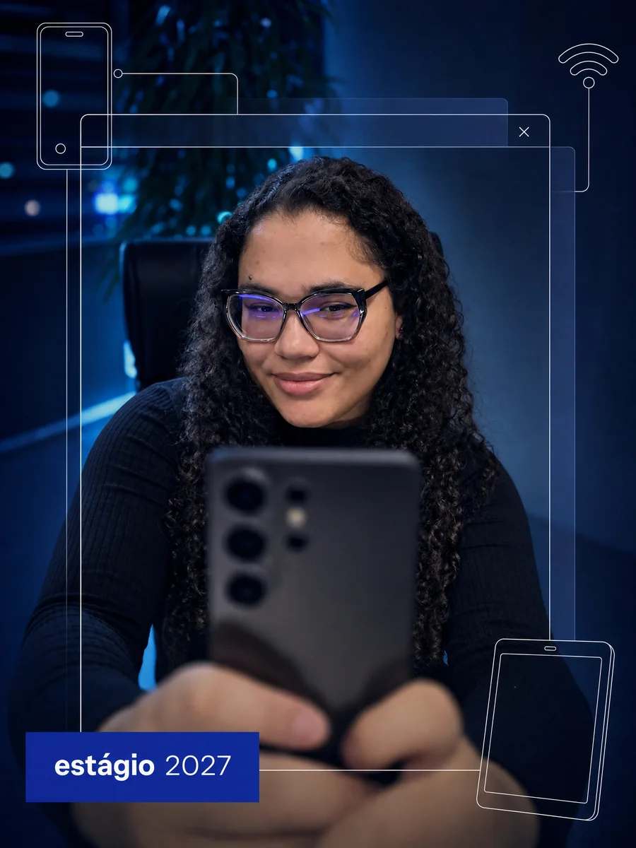 Estagiária da Samsung com um Galaxy no escritório — estágio 2027